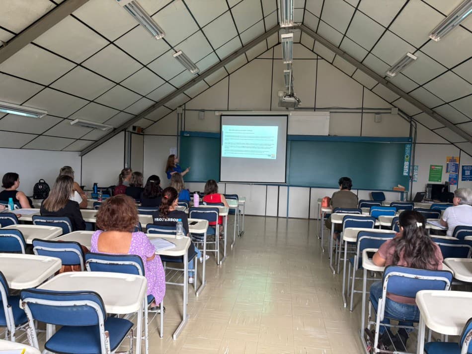 Blumenau reforça a segurança nas escolas com formação para profissionais da rede municipal.