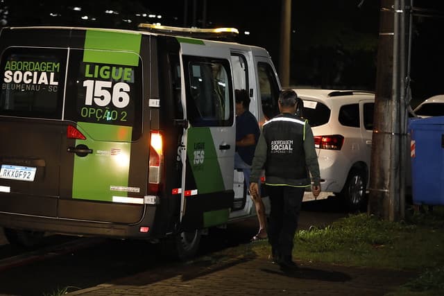 Operação noturna reforça ação da abordagem social em Blumenau.