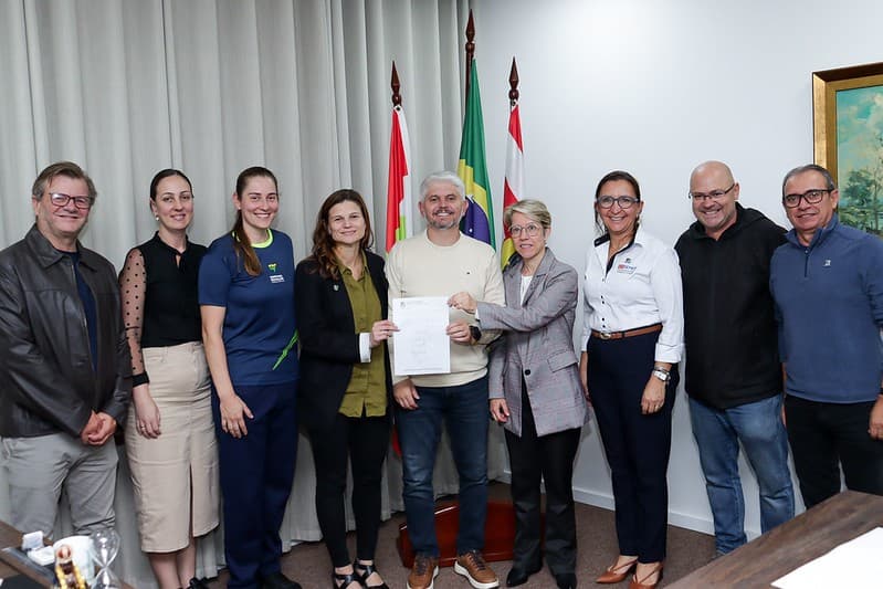 Educação de Blumenau reforça parceria para prática de hóquei na grama entre os estudantes.
