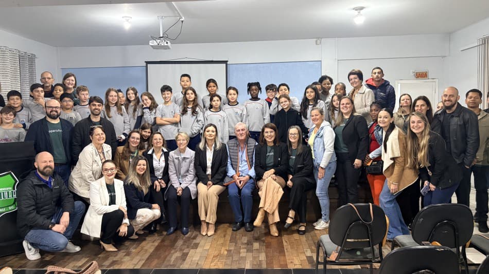 Blumenau lança projeto piloto de cooperativismo e educação financeira nas escolas.