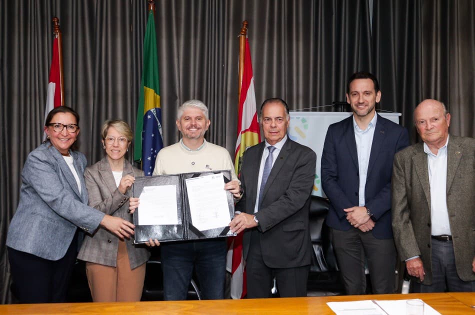 Blumenau formaliza Escola de Liderança para qualificar gestão educacional