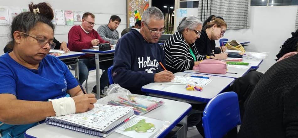 Blumenau amplia oportunidades de alfabetização na educação de jovens e adultos. Modalidade está com matrículas abertas.