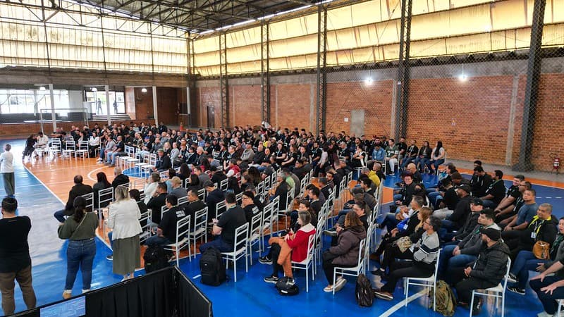 Agentes de vigilância escolar recebem capacitação com foco em segurança e prevenção.
