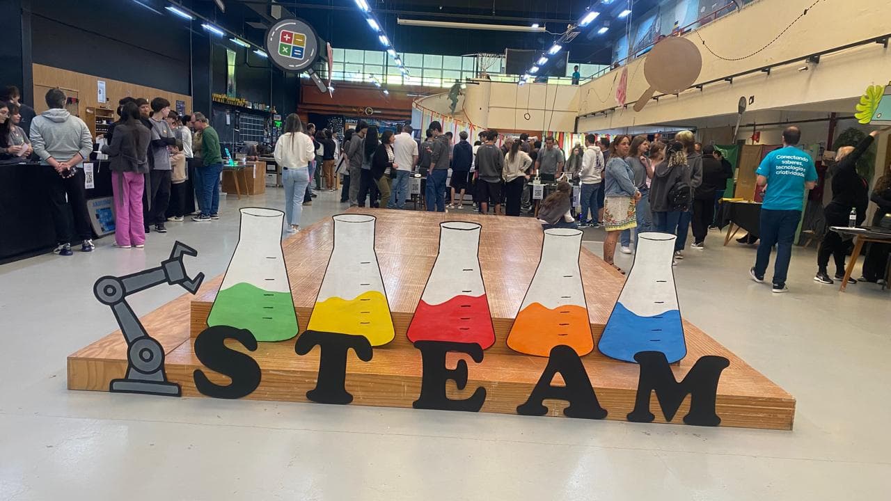 Escola SESI de Blumenau realiza Mostra STEAM com mais de 40 projetos científicos desenvolvidos por estudantes.