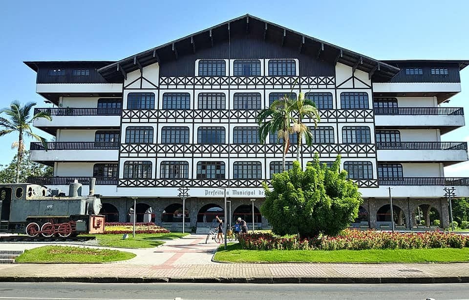 Blumenau - SC abre seleção para professores com salário de R$ 5.130,63 + auxílio de R$ 1.188
