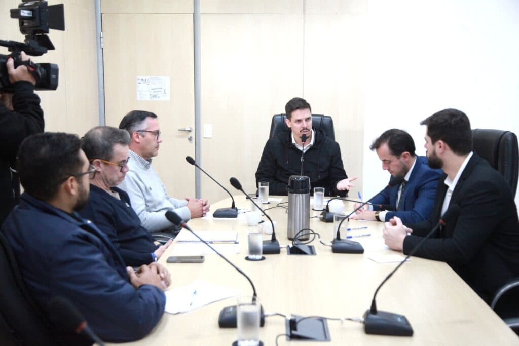 Frente Parlamentar de Blumenau debate regulamentação de limpa-fossa com o Samae