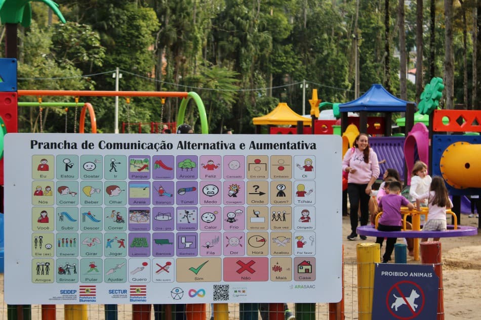 Blumenau capacita profissionais para inclusão de alunos com dificuldade de fala
