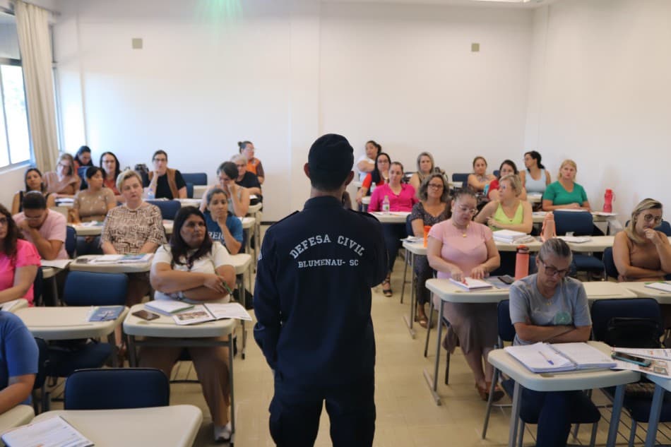 Profissionais da Educação iniciam capacitação em Defesa Civil com foco na segurança escolar em Blumenau