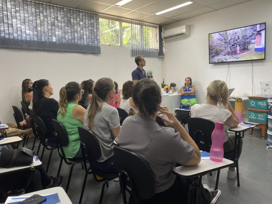 Blumenau capacita 300 servidores em sustentabilidade com visitas à ETA