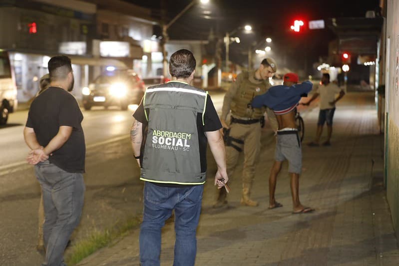 Prefeitura de Blumenau reforça abordagem social em operação noturna integrada