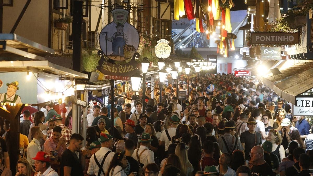 Oktoberfest Blumenau: 75% dos catarinenses que pretendem ir à festa estimam gastar até R$ 600