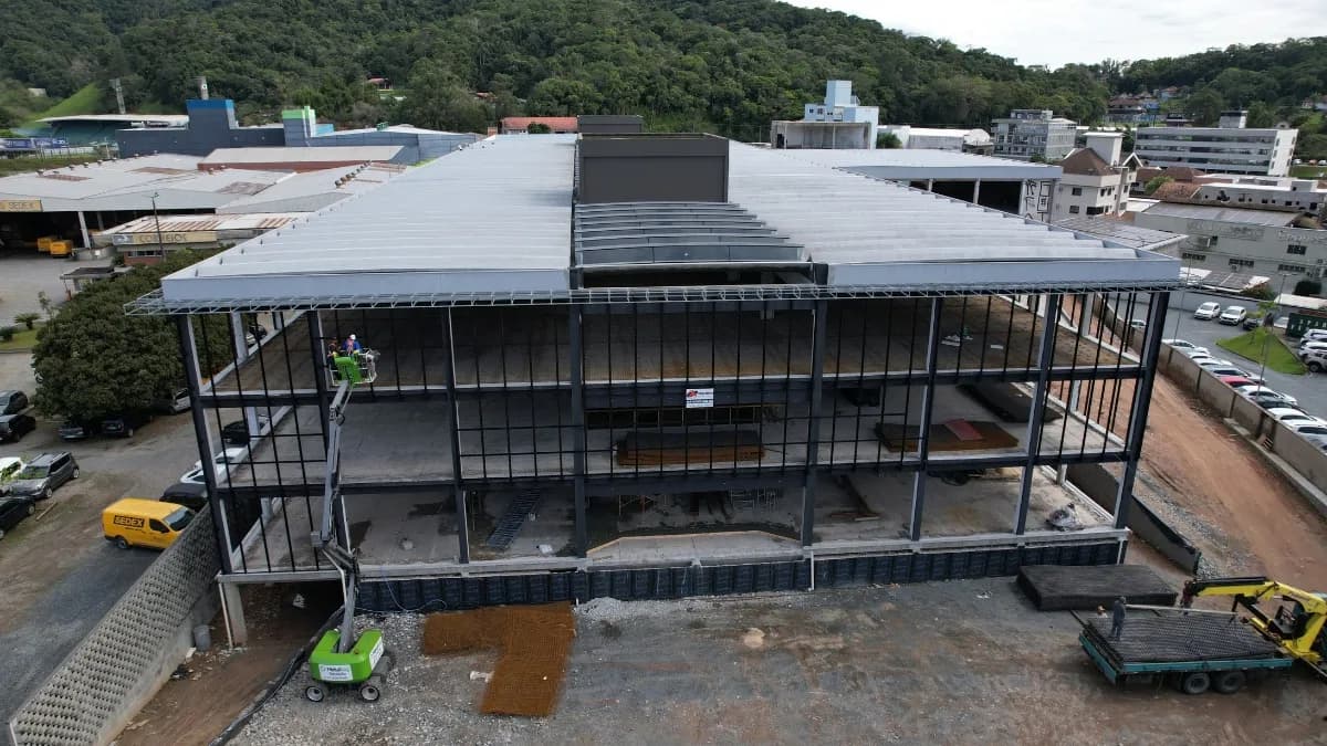 Esqueleto gigante e histórico de Blumenau ganha nova vida para abrigar sede de tradicional empresa