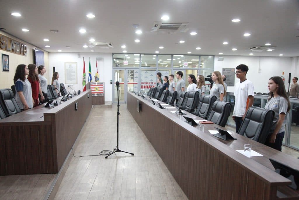 Câmara de Blumenau leva experiência da Câmara Mirim para ajudar São Martinho a implantar programa