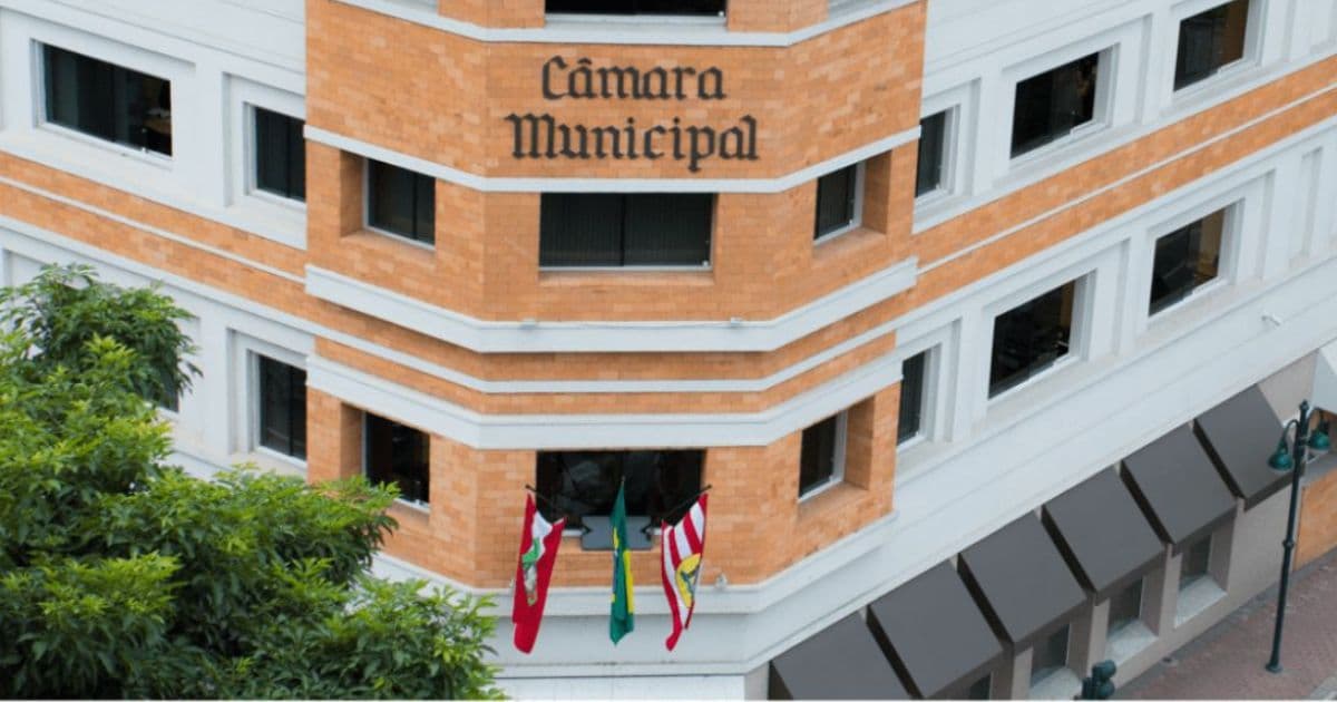 Câmara de Blumenau convoca secretária de Educação para prestar esclarecimentos sobre manutenção de escolas
