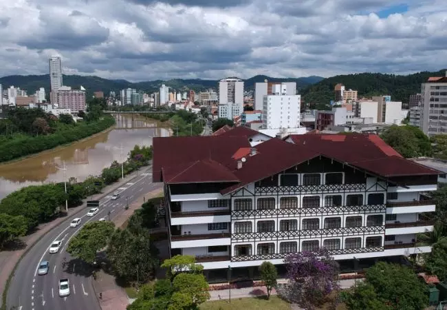 Assembleia de servidores fecha escolas e unidades de saúde em Blumenau