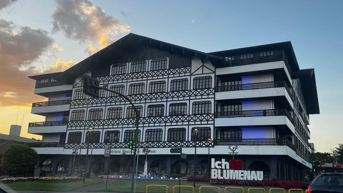 Alto escalão de Blumenau muda, confirma ‘dança das cadeiras’ e redesenha o governo