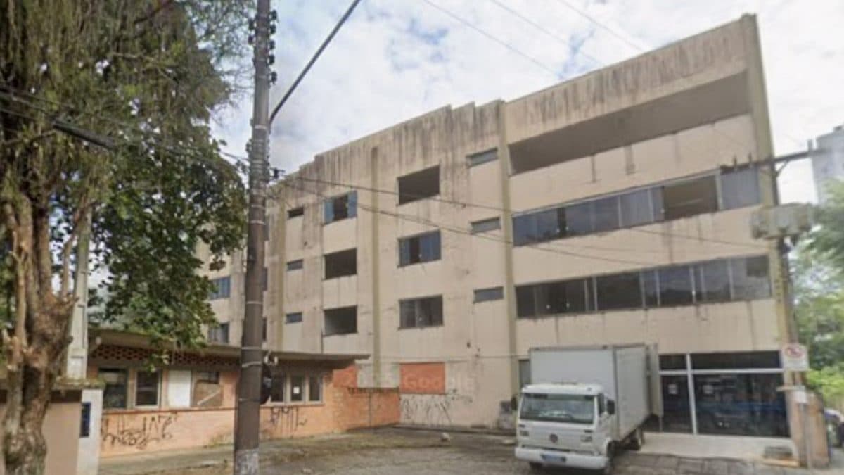Prédio abandonado gigante pode ser transformado em unidade de Saúde em Blumenau
