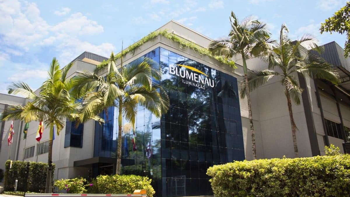 Gigante da iluminação cresce 26% acima do esperado e abre 25 vagas em Blumenau