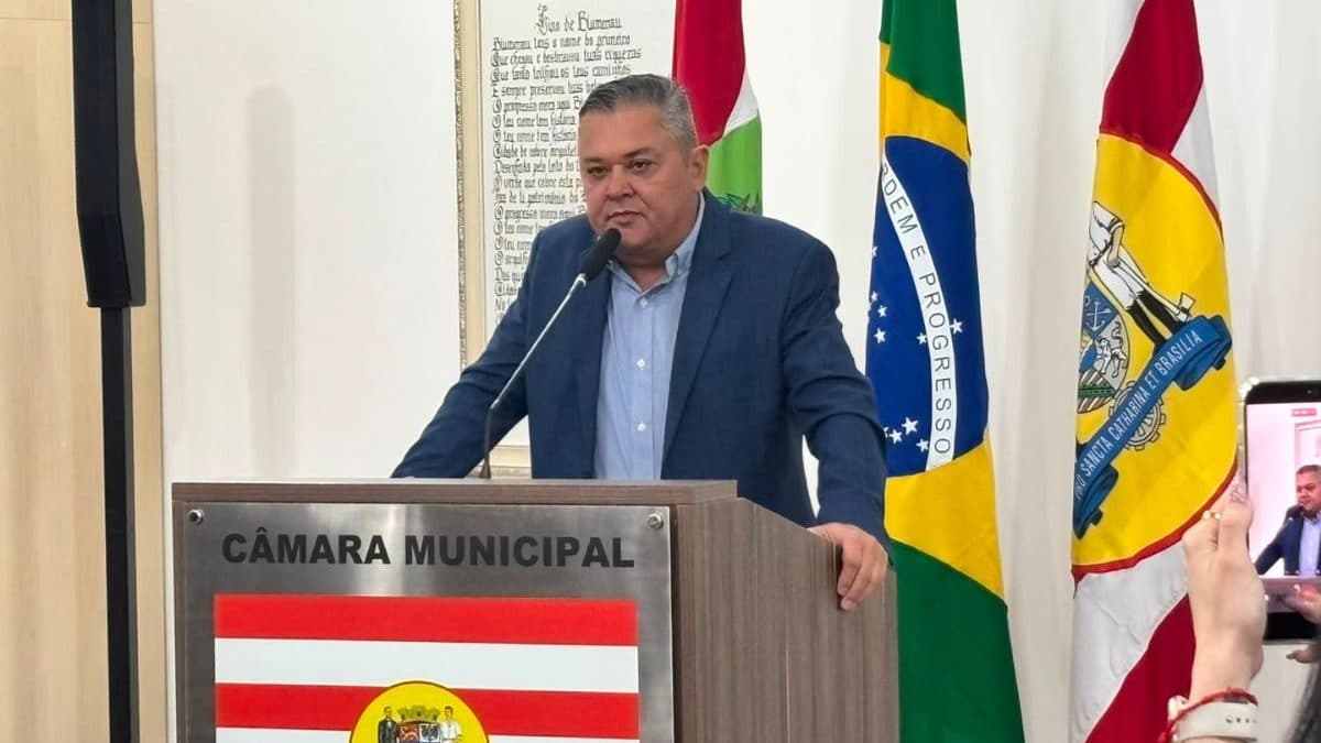 Vereador investigado por rachadinha volta a ocupar cargo após seis meses afastado em Blumenau