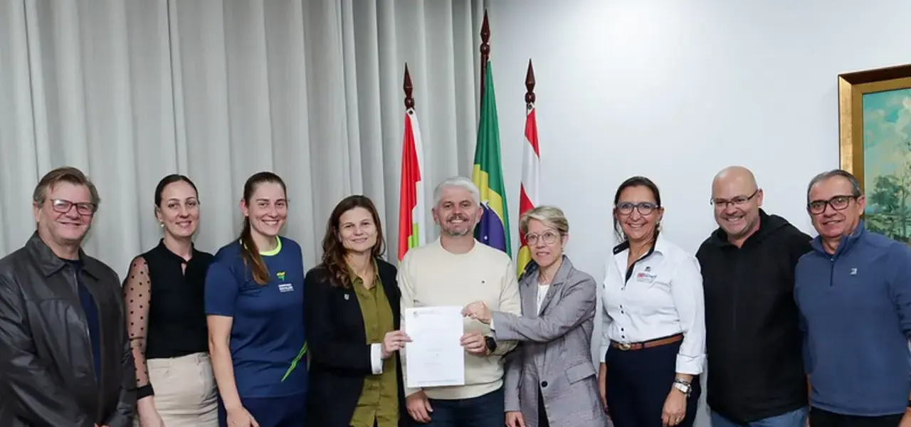 Educação de Blumenau expande projeto de hóquei na grama - Visor Notícias