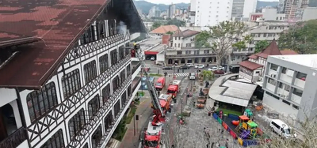 Blumenau: Simulada evacuação na Prefeitura testa preparo para emergências