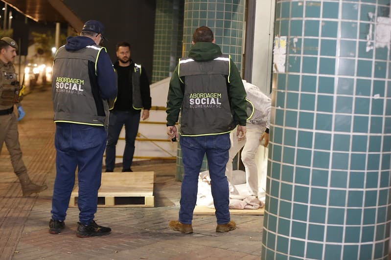 Abordagem social em Blumenau atende 20 pessoas e identifica adolescente com mandado em aberto