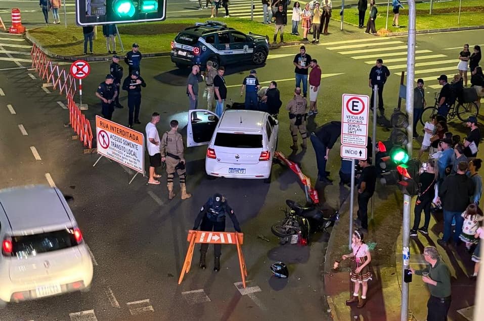 Equipe de segurança da Oktoberfest presta apoio a motociclista após acidente em Blumenau