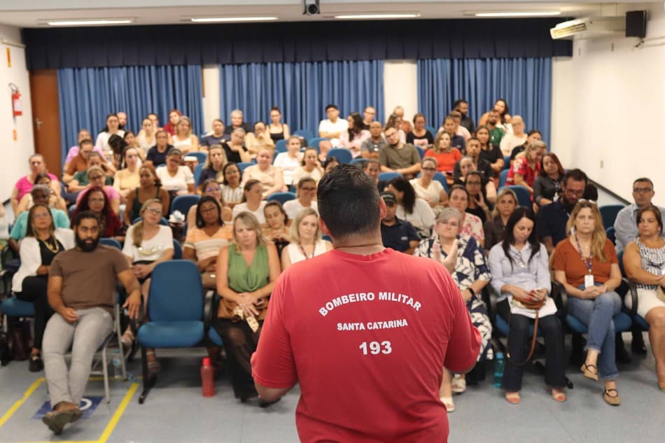 Blumenau inicia capacitação do Plano de Segurança Escolar com equipes da rede municipal