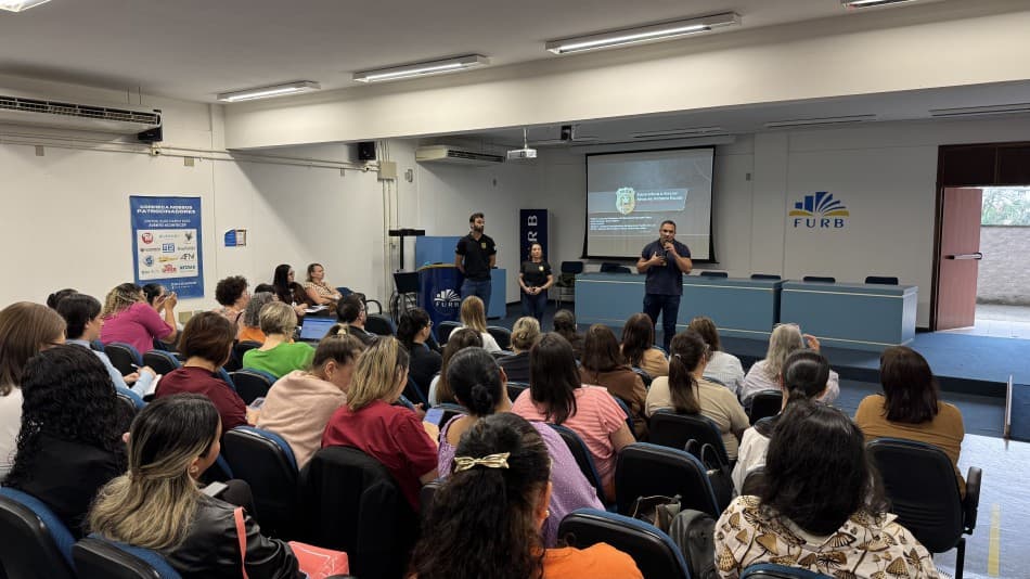 Blumenau capacita profissionais da Educação para situações de emergência nas escolas municipais