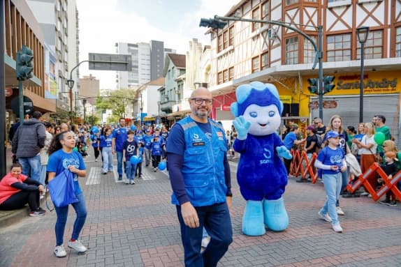 Blumenau 176 anos: Samae celebra 60 anos com servidores, alunos e mascote no desfile da Rua 15