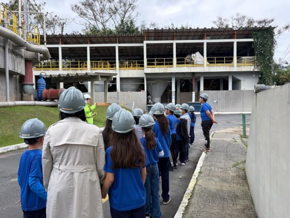 Óleo na pia vira problema no esgoto: alunos de Blumenau aprendem o que não deve ir pelo ralo