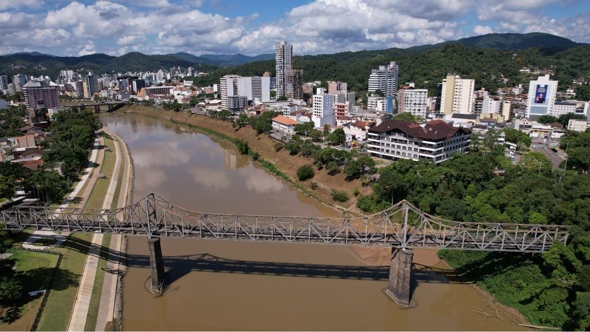O que abre e fecha em Blumenau durante o feriadão do Dia do Trabalhador