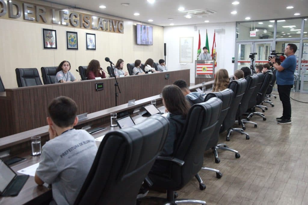 Saúde mental, segurança e inclusão dominam debates da Câmara Mirim de Blumenau