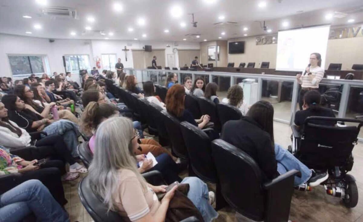 Blumenau reúne estudantes e especialistas para conscientização sobre o câncer