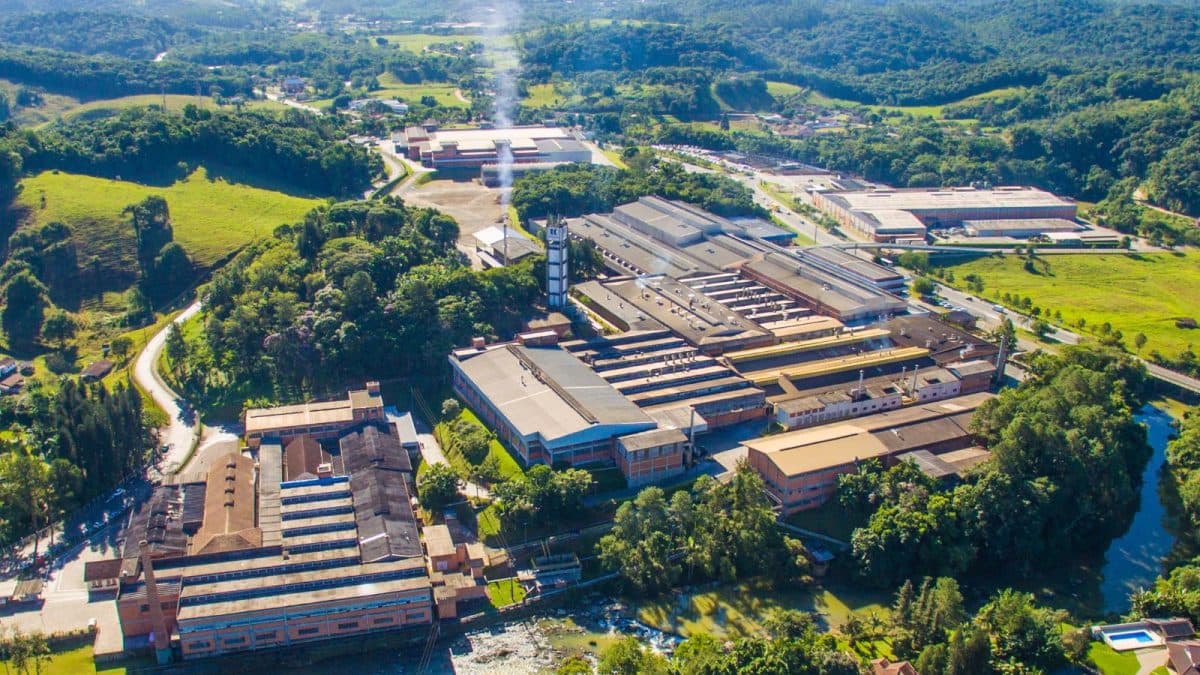 Gigante têxtil de SC cruza fronteira e inaugura primeira fábrica fora do Brasil
