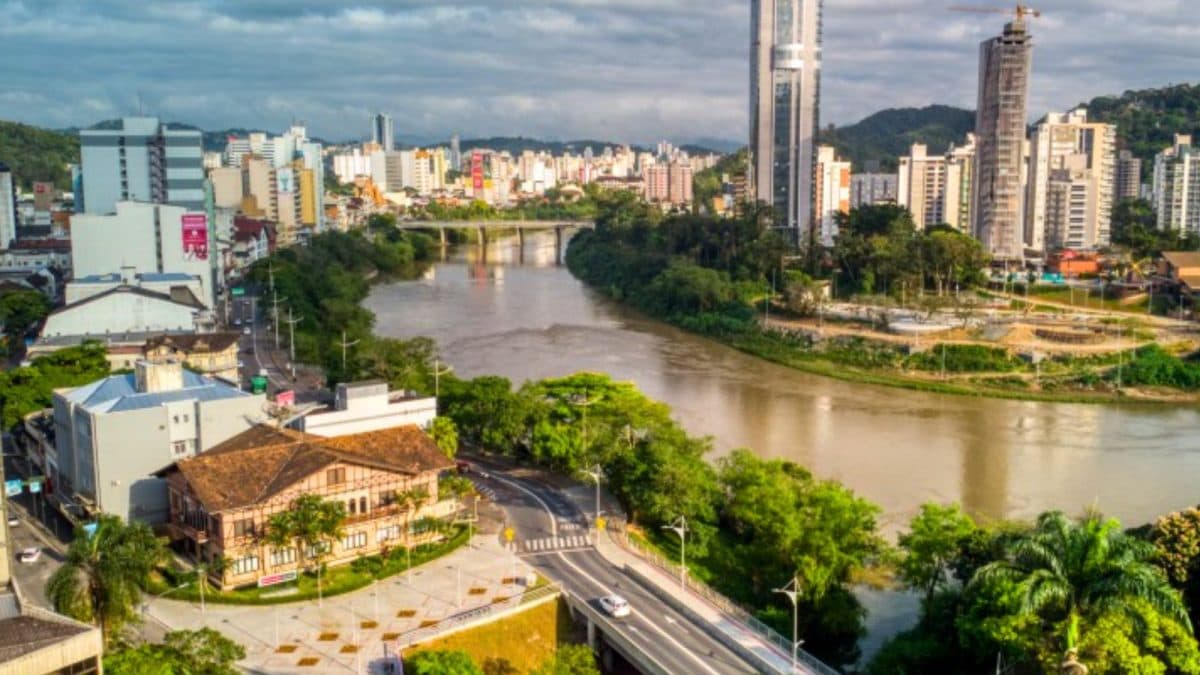 Boom de empregos dispara preços, pressiona bairros nobres e cria abismo imobiliário em Blumenau
